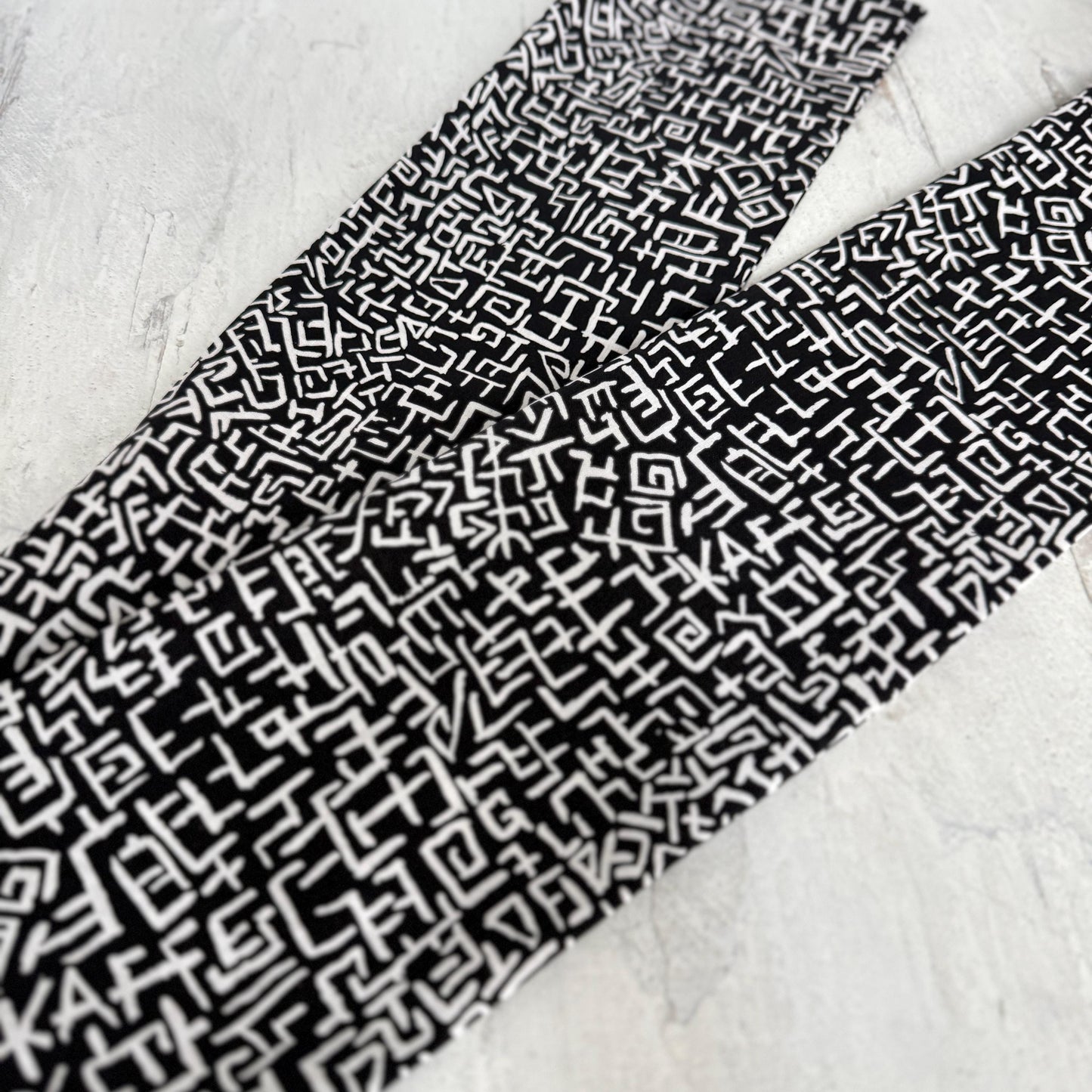 Extra Wide Adjustable Wire Wrap, Black White Abstract Print Wired Headband, Fabric Head Wrap, Summer Boho Head Scarf Accessories